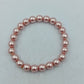 Elastisches Perlenarmband in zartem Rosé mit klassischem Glanz