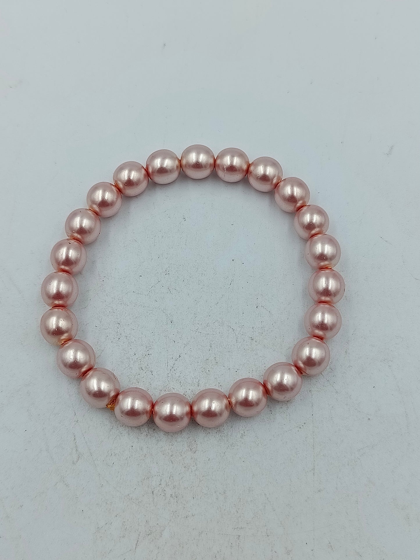 Elastisches Perlenarmband in zartem Rosé mit klassischem Glanz