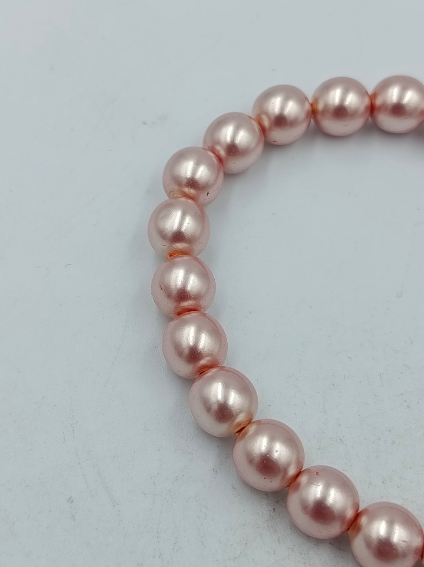Elastisches Perlenarmband in zartem Rosé mit klassischem Glanz