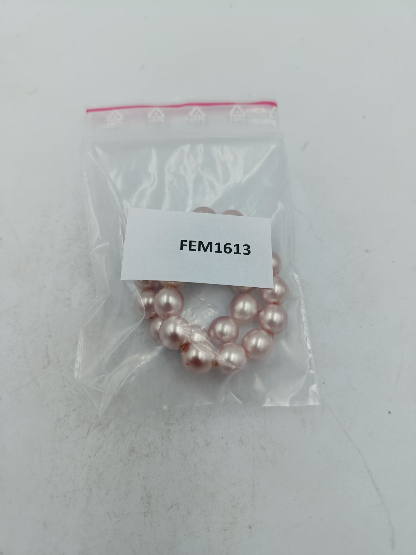 Elastisches Perlenarmband in zartem Rosé mit klassischem Glanz