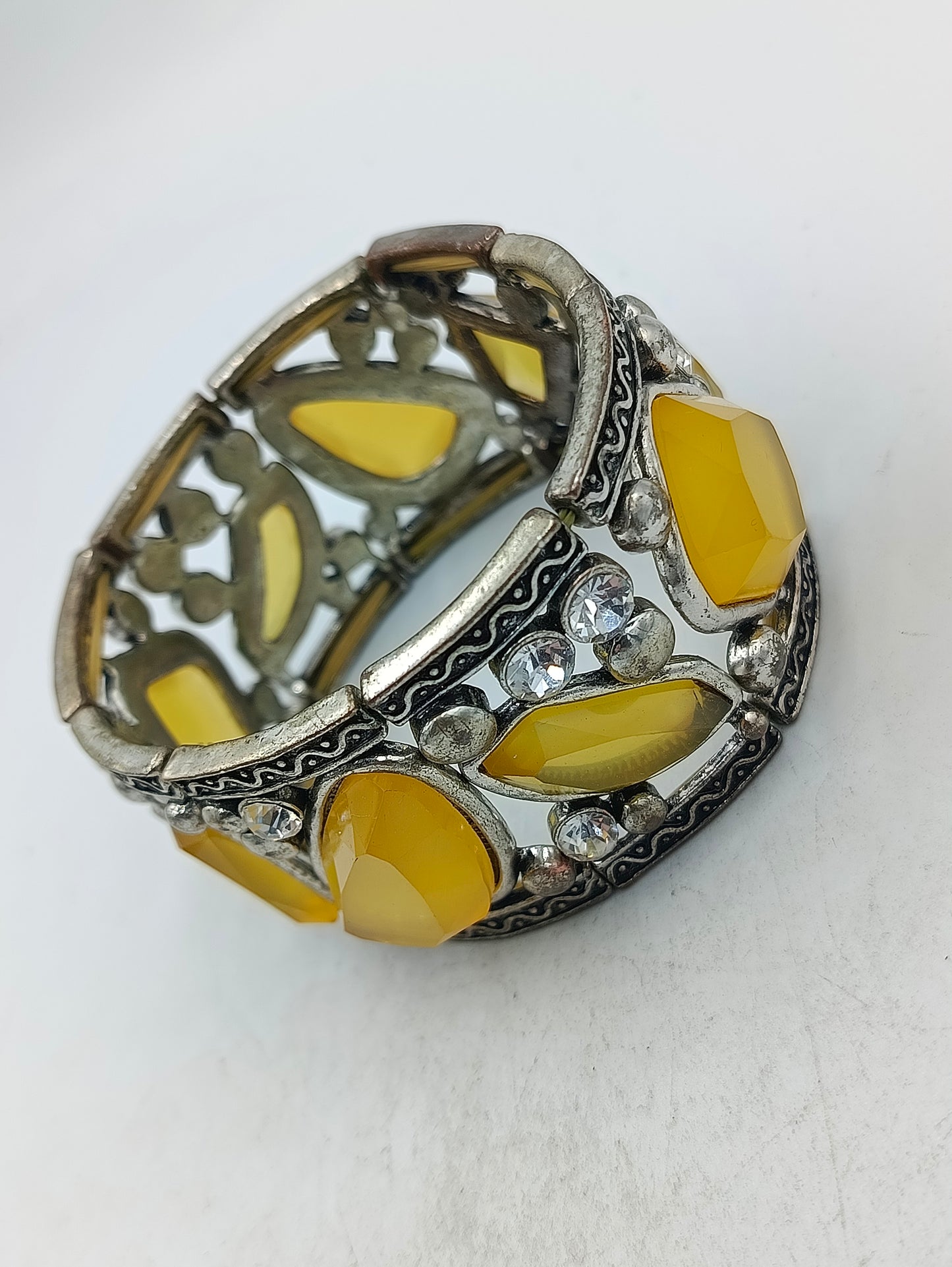 Auffälliges elastisches Armband mit gelben Schmucksteinen