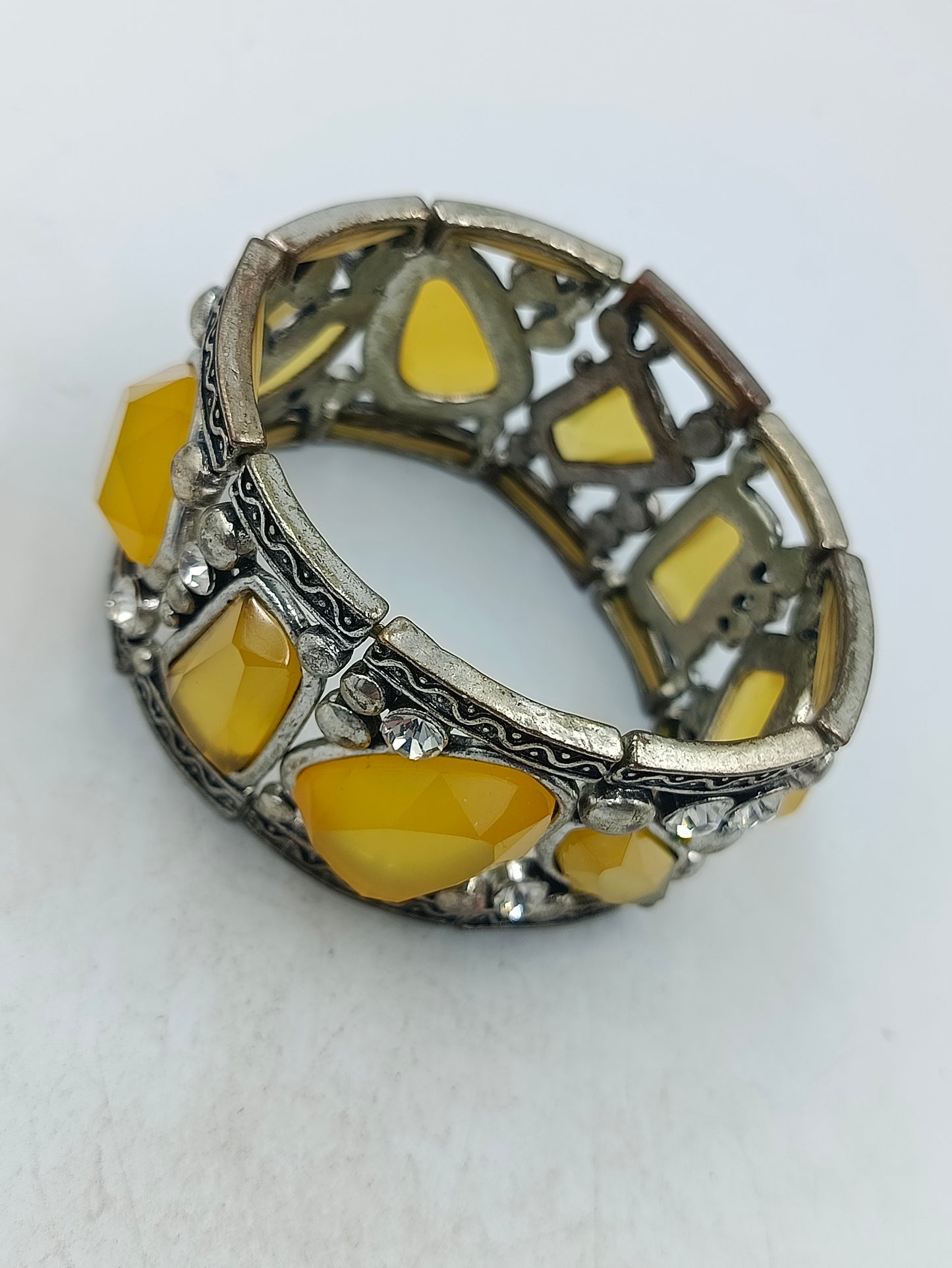 Auffälliges elastisches Armband mit gelben Schmucksteinen