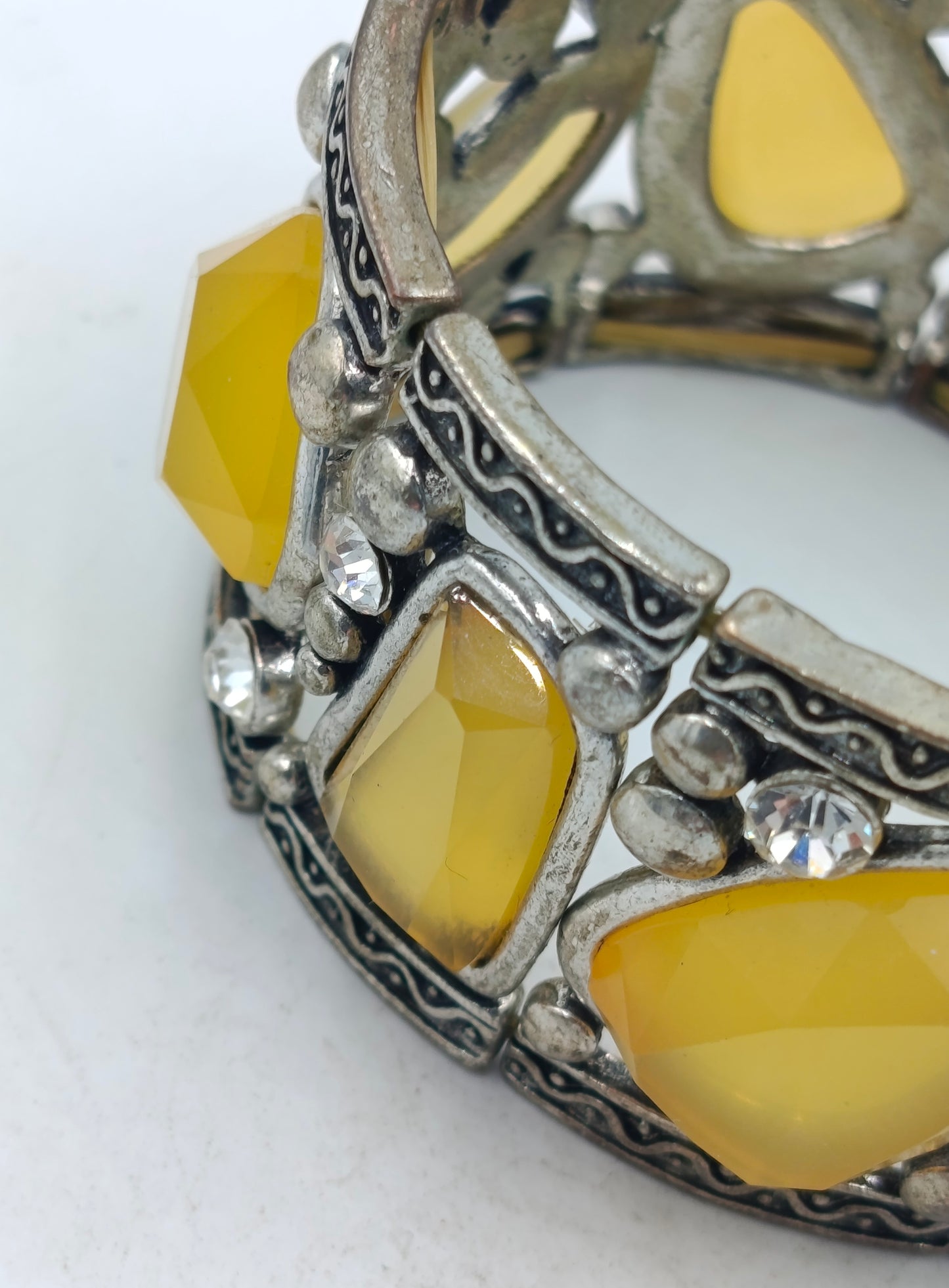 Auffälliges elastisches Armband mit gelben Schmucksteinen