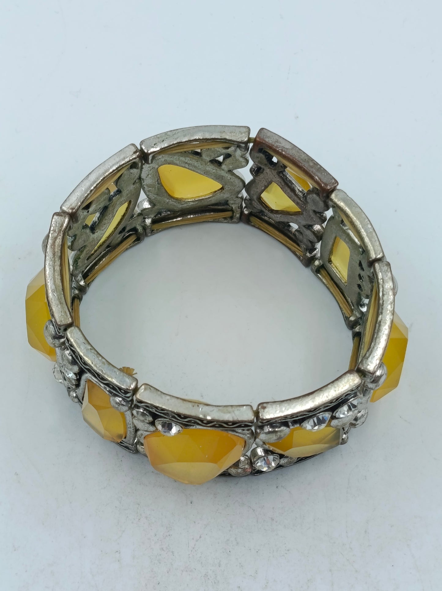 Auffälliges elastisches Armband mit gelben Schmucksteinen