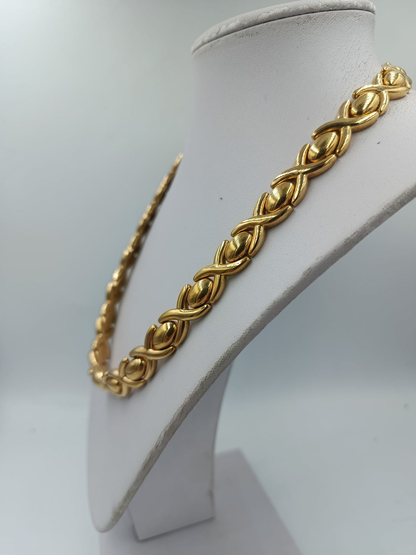 Massive goldfarbene Kette im geflochtenen Design mit kraftvoller Ausstrahlung