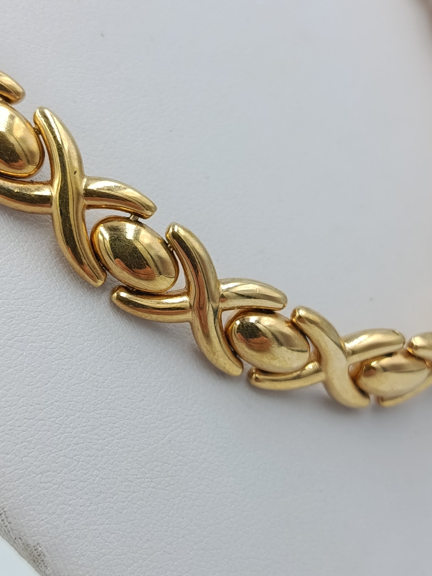 Massive goldfarbene Kette im geflochtenen Design mit kraftvoller Ausstrahlung