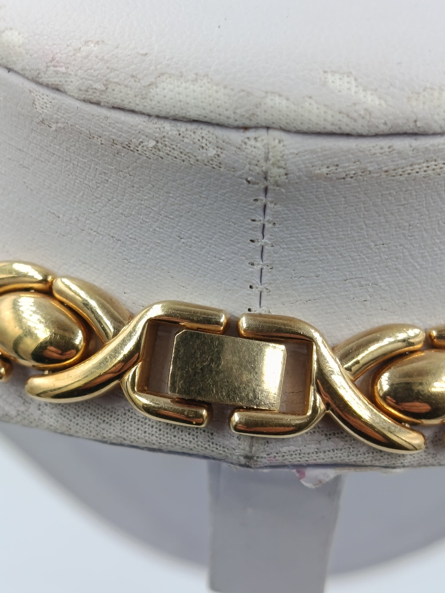 Massive goldfarbene Kette im geflochtenen Design mit kraftvoller Ausstrahlung