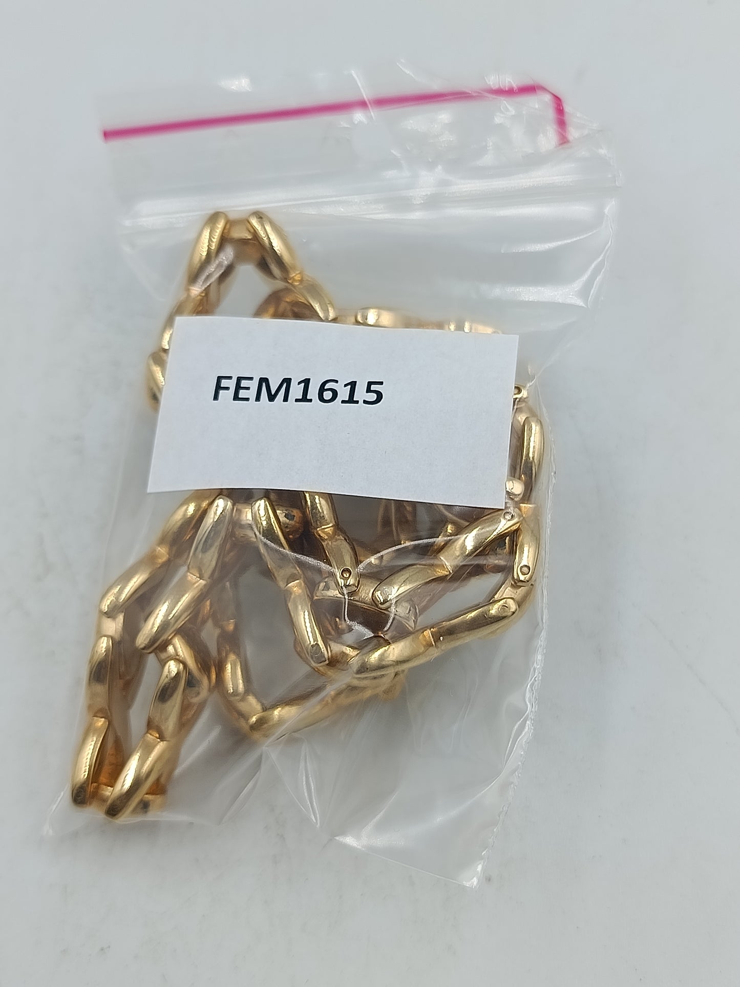 Massive goldfarbene Kette im geflochtenen Design mit kraftvoller Ausstrahlung