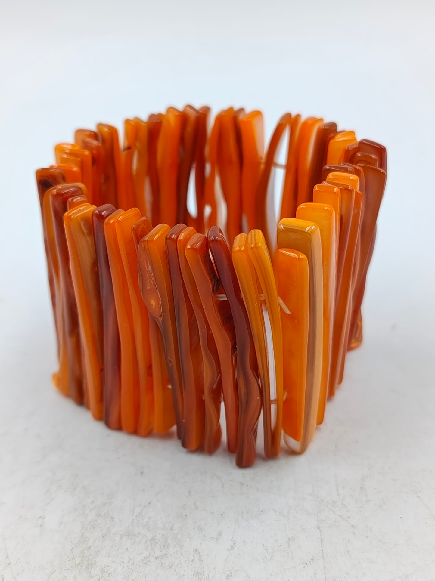 Markantes Armband in Bernsteinoptik mit warmen Orangetönen