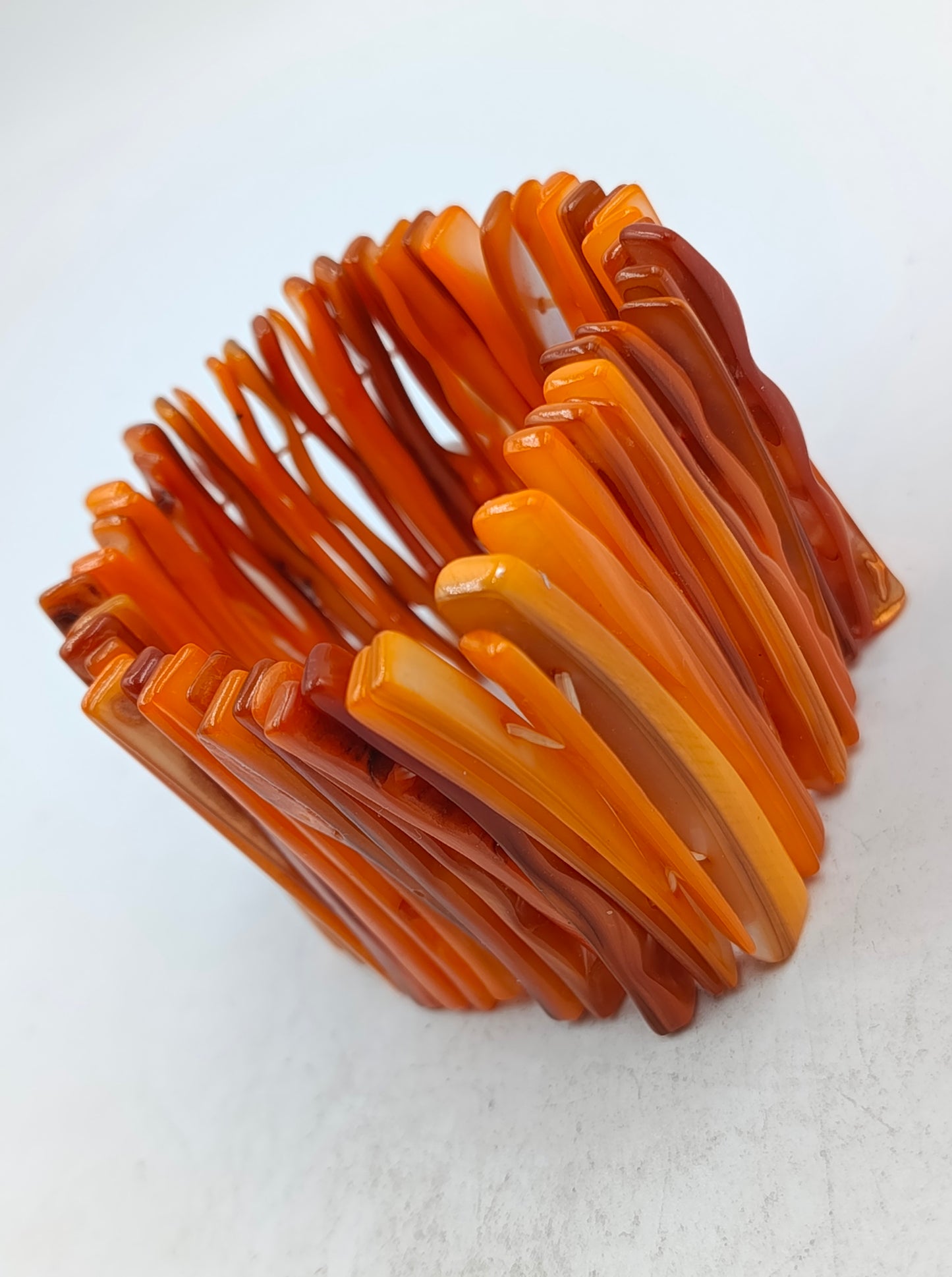 Markantes Armband in Bernsteinoptik mit warmen Orangetönen