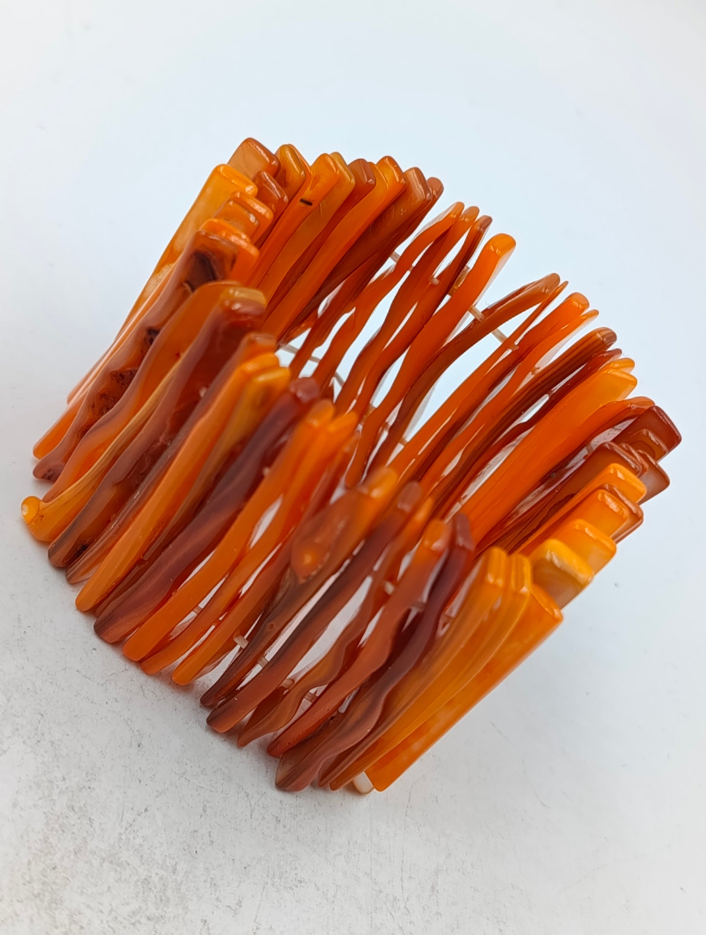 Markantes Armband in Bernsteinoptik mit warmen Orangetönen