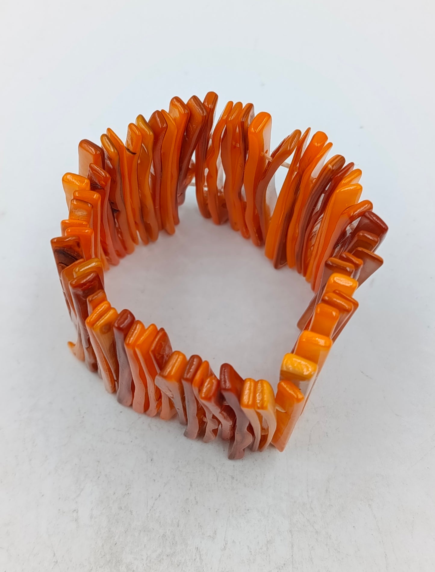 Markantes Armband in Bernsteinoptik mit warmen Orangetönen