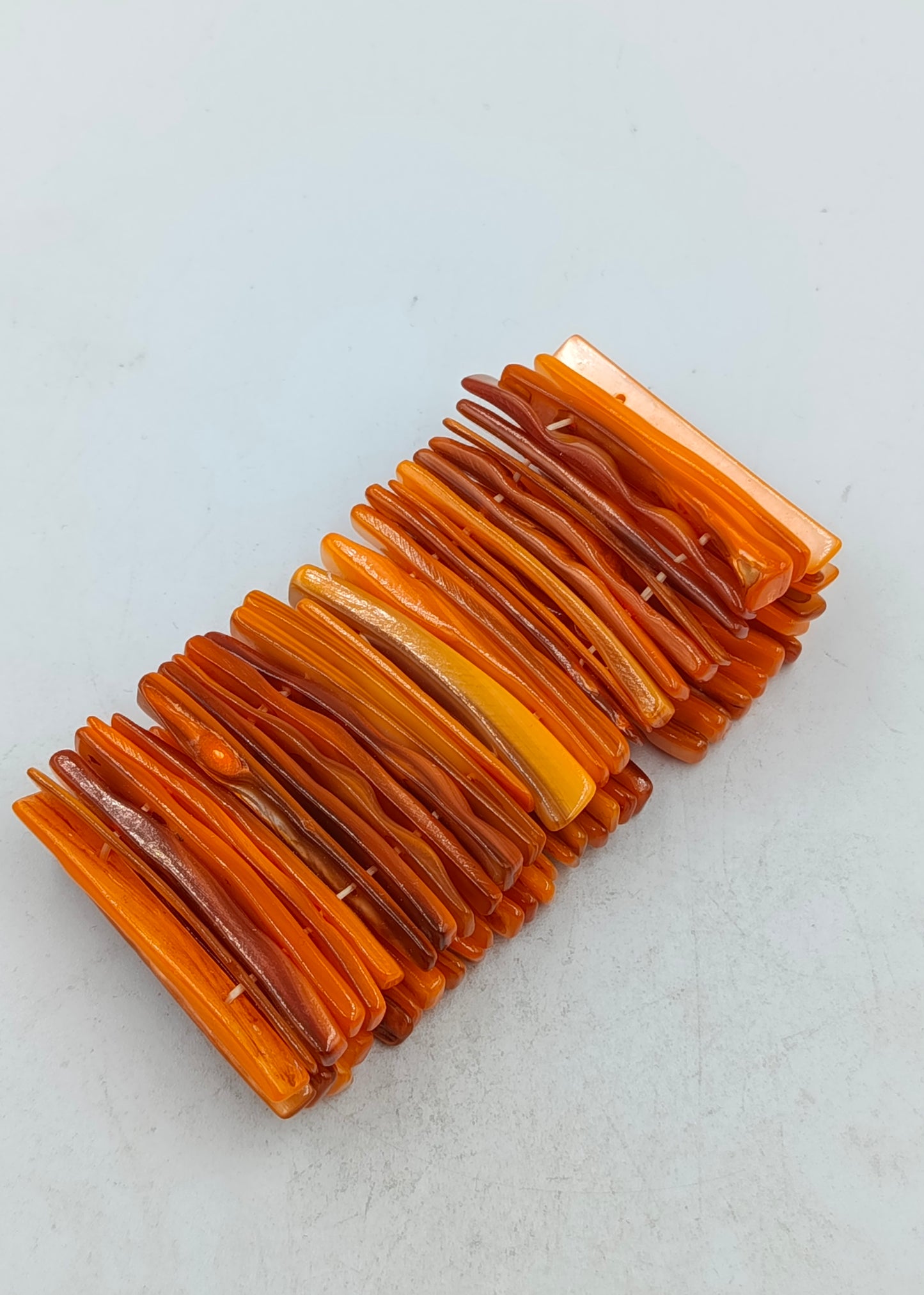 Markantes Armband in Bernsteinoptik mit warmen Orangetönen