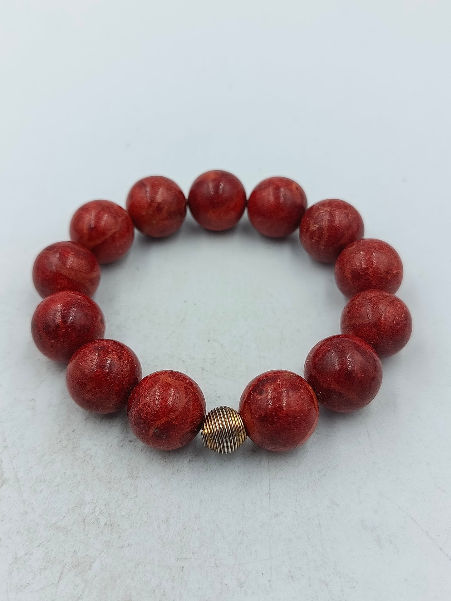 Elastisches Perlenarmband in kräftigem Rot mit Zierelement