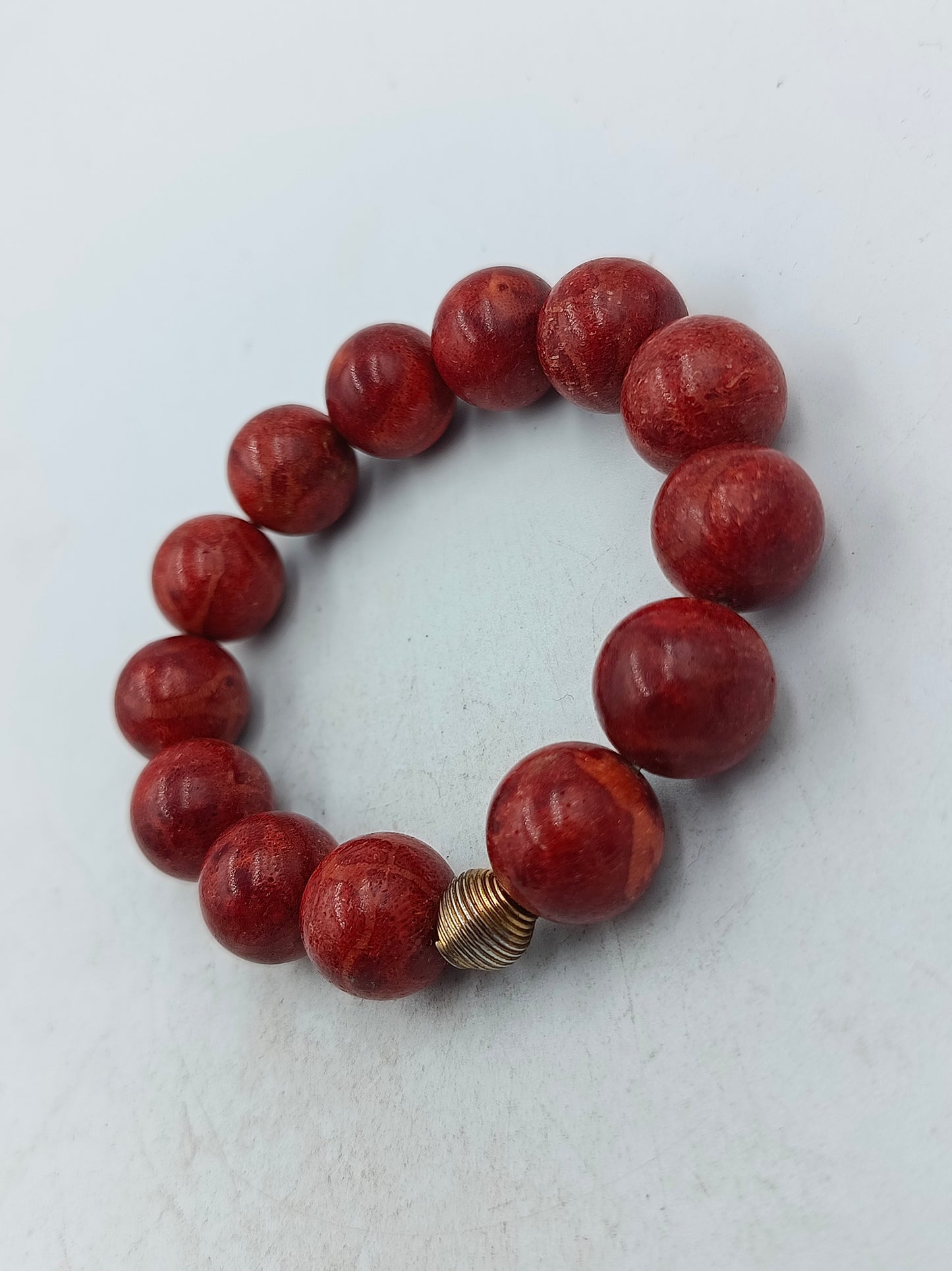 Elastisches Perlenarmband in kräftigem Rot mit Zierelement