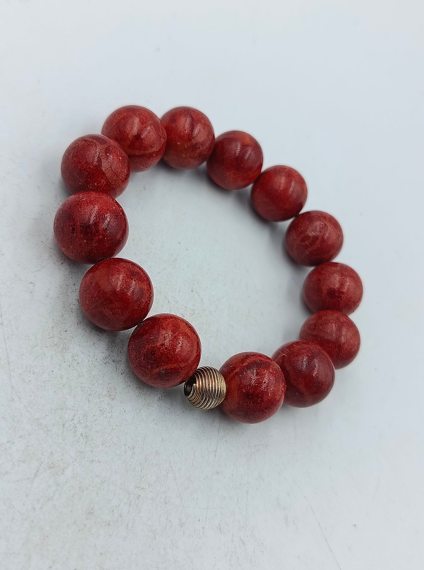 Elastisches Perlenarmband in kräftigem Rot mit Zierelement
