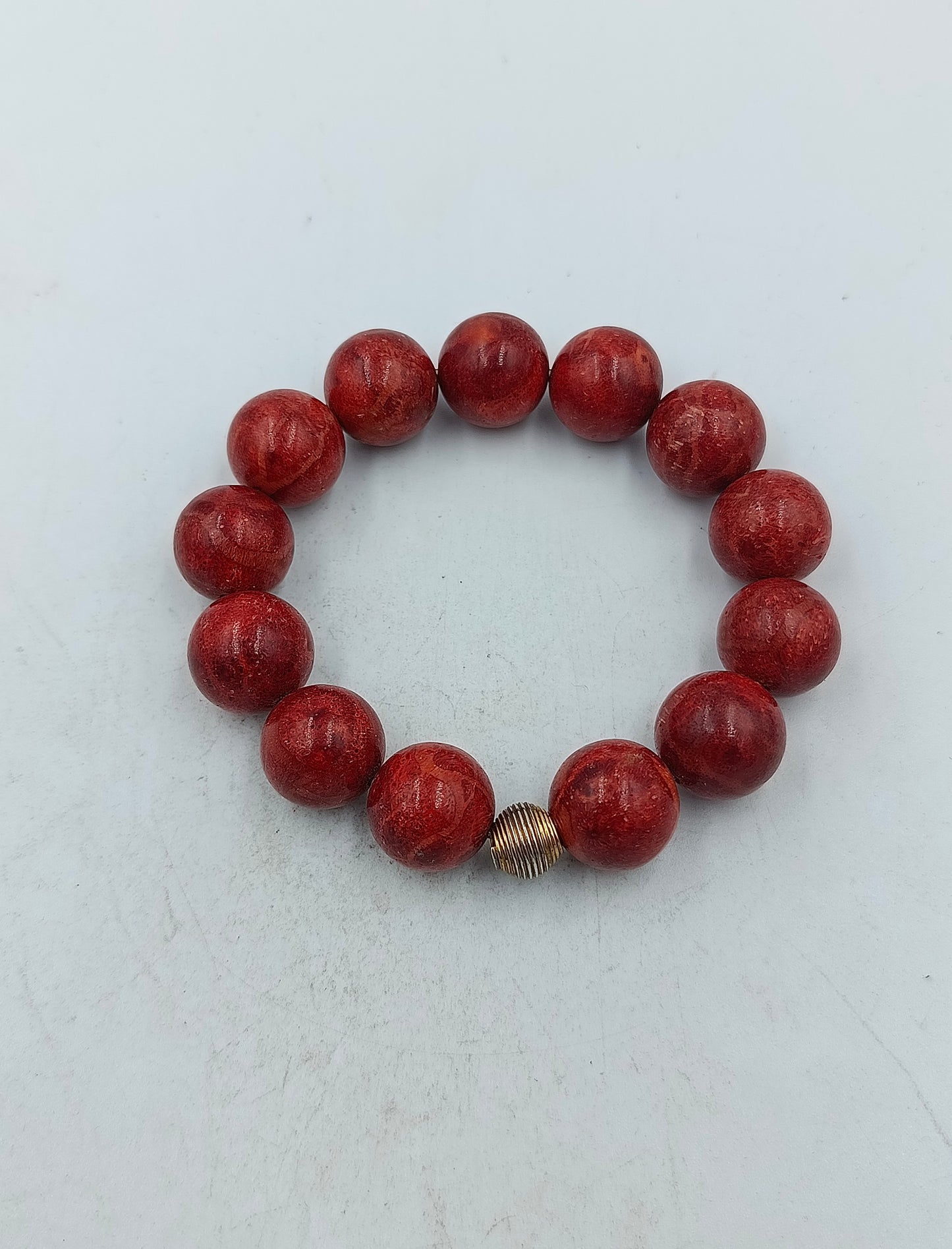 Elastisches Perlenarmband in kräftigem Rot mit Zierelement