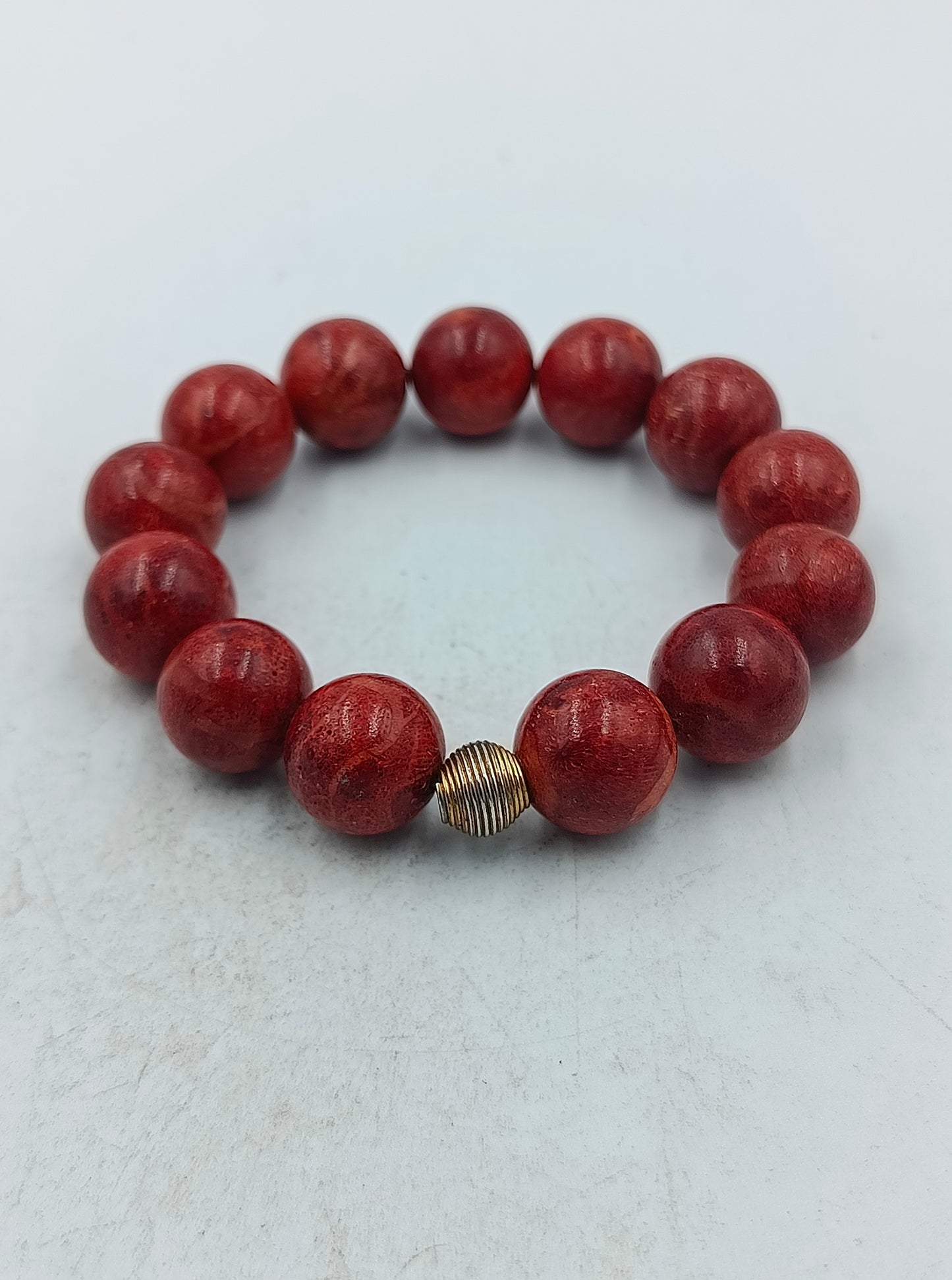 Elastisches Perlenarmband in kräftigem Rot mit Zierelement