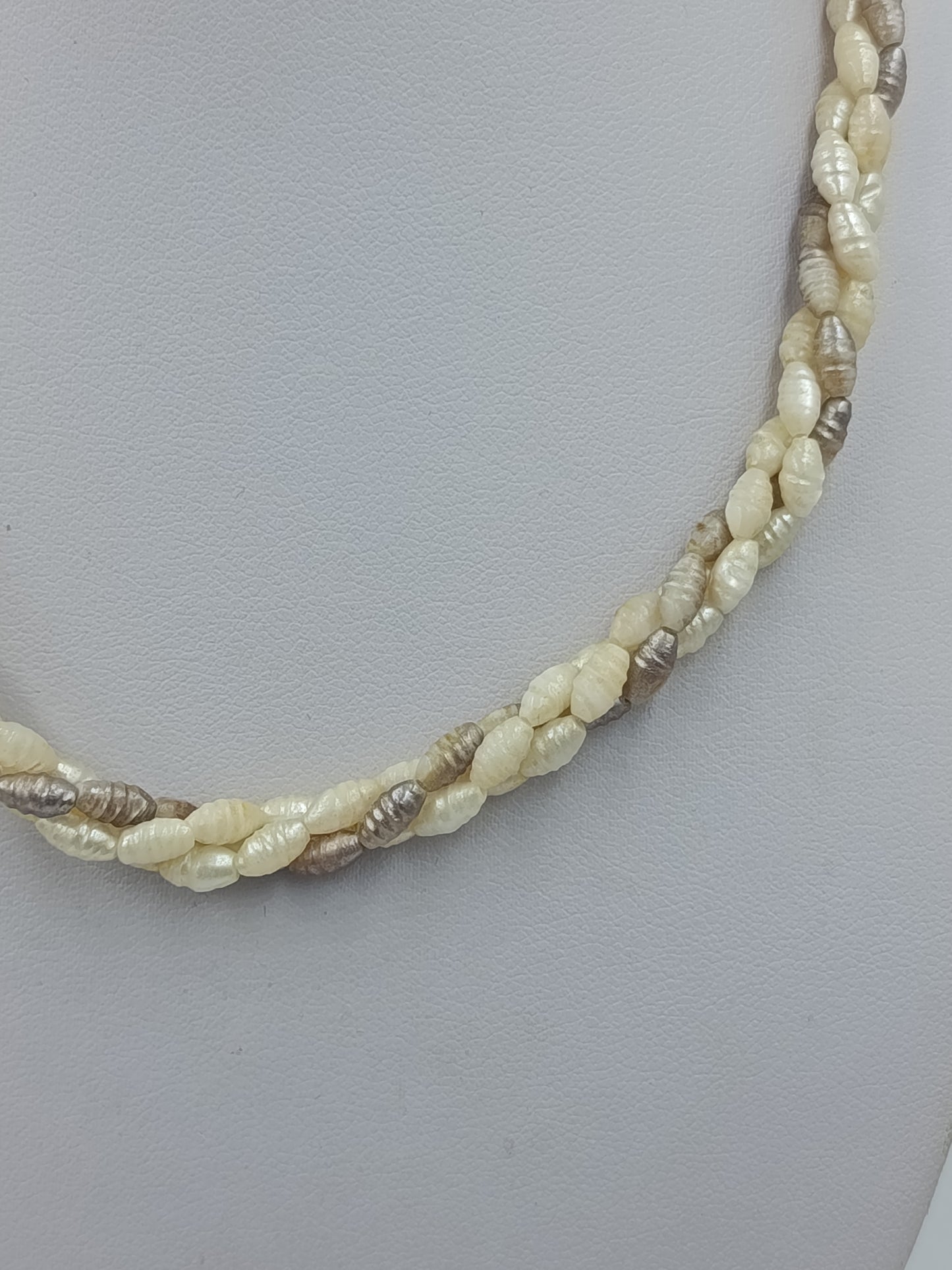 Gedrehte Perlenkette aus schimmernden Süßwasserperlen in Creme und Silbertönen