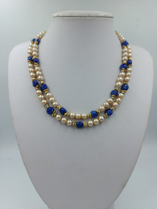 Elegante doppelte Perlenkette mit blauen Akzentperlen vielseitig kombinierbar