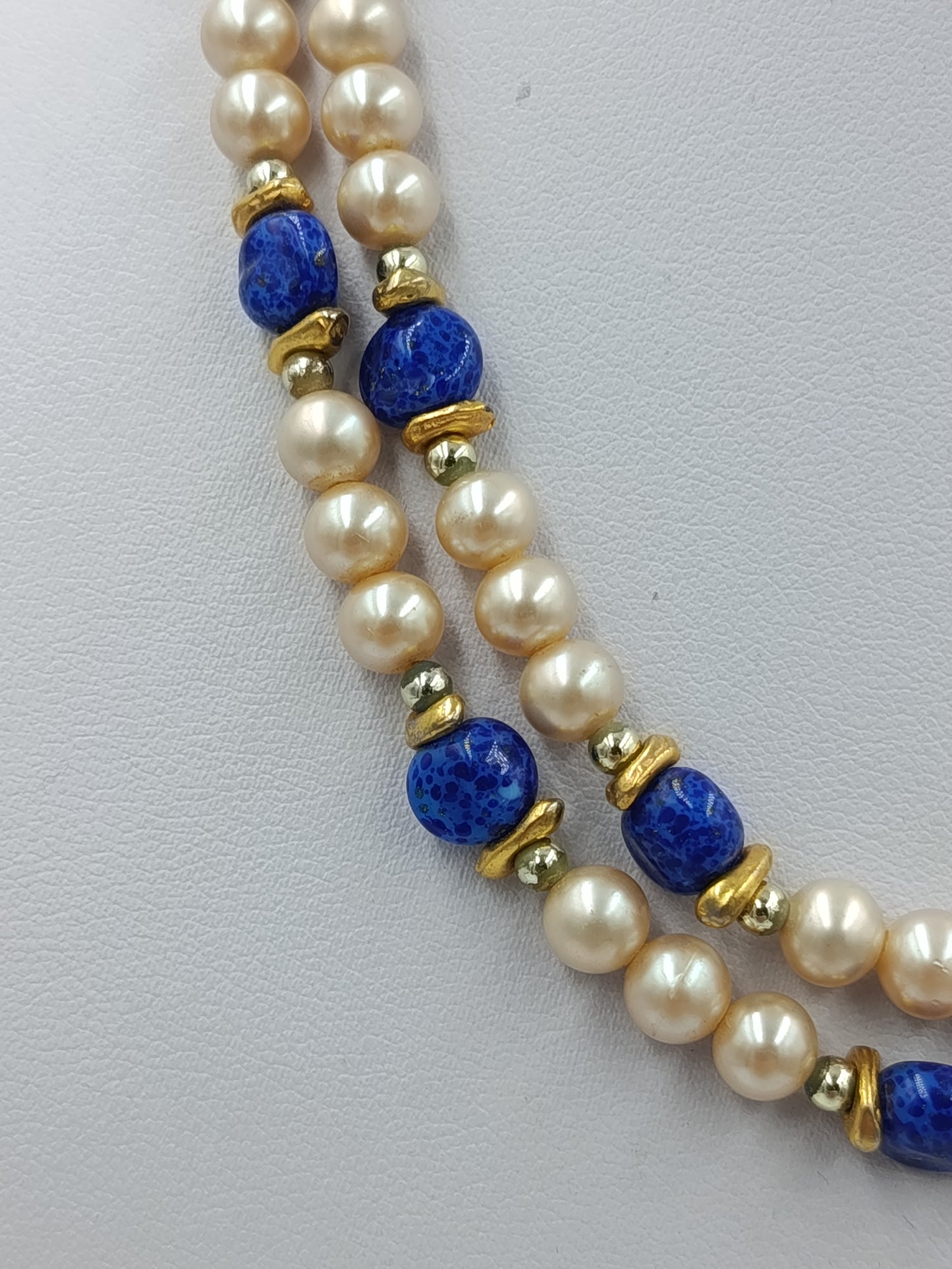 Elegante doppelte Perlenkette mit blauen Akzentperlen vielseitig kombinierbar