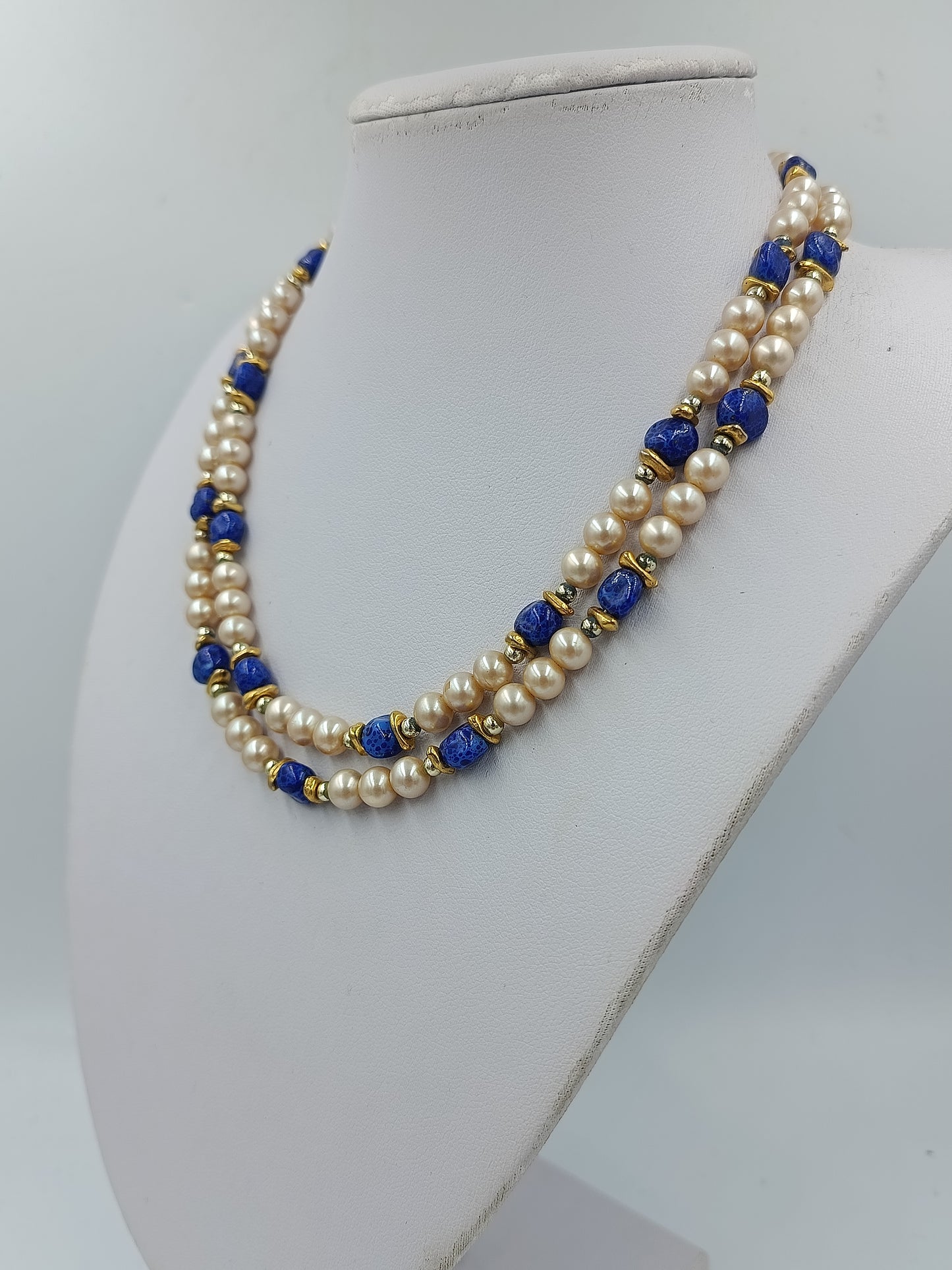 Elegante doppelte Perlenkette mit blauen Akzentperlen vielseitig kombinierbar
