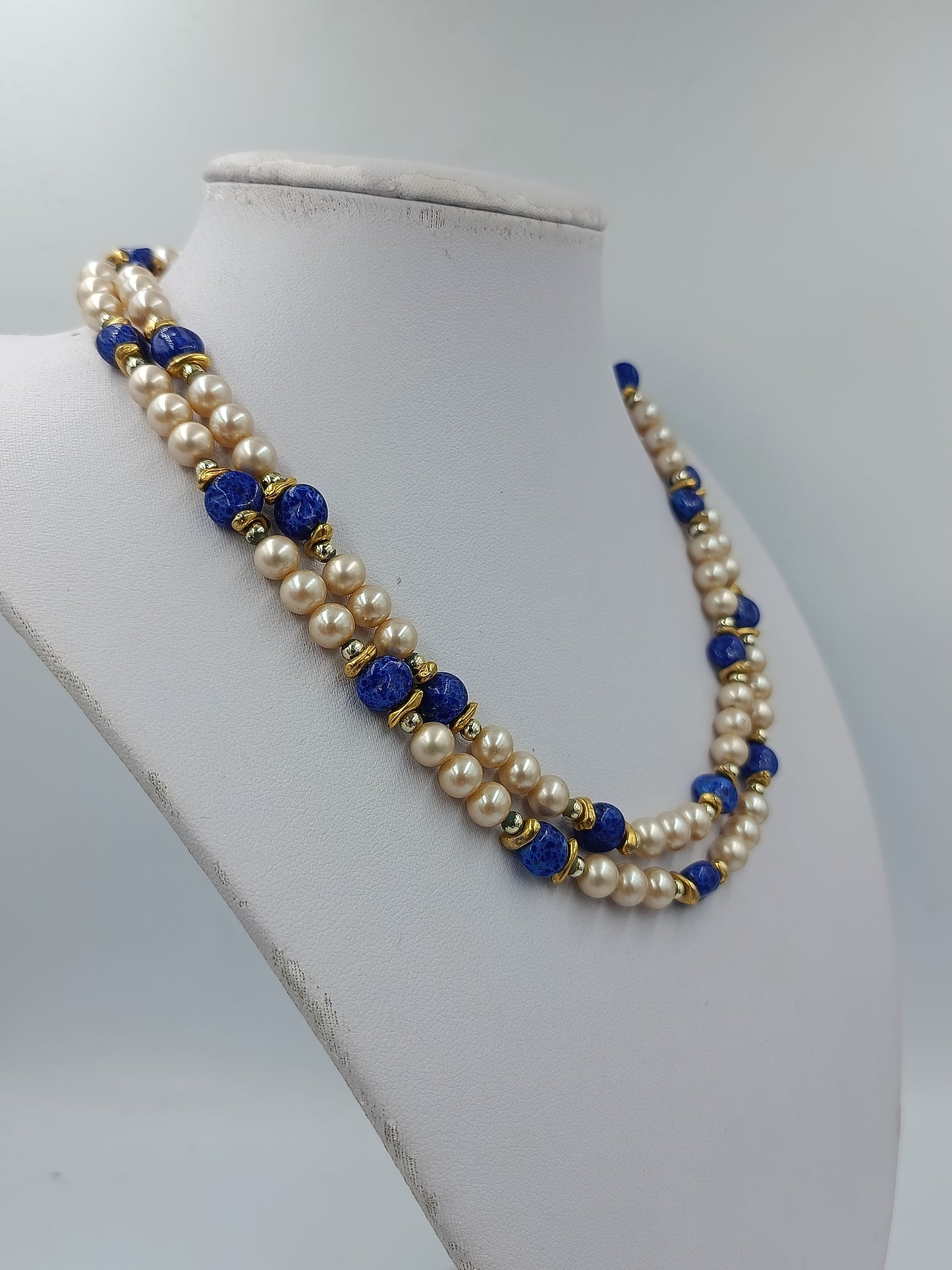 Elegante doppelte Perlenkette mit blauen Akzentperlen vielseitig kombinierbar