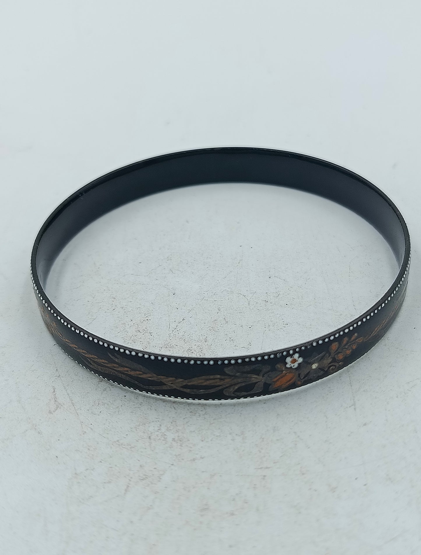 Schmaler Vintage-Armreif mit floraler Verzierung Zeitloses klassisches Design