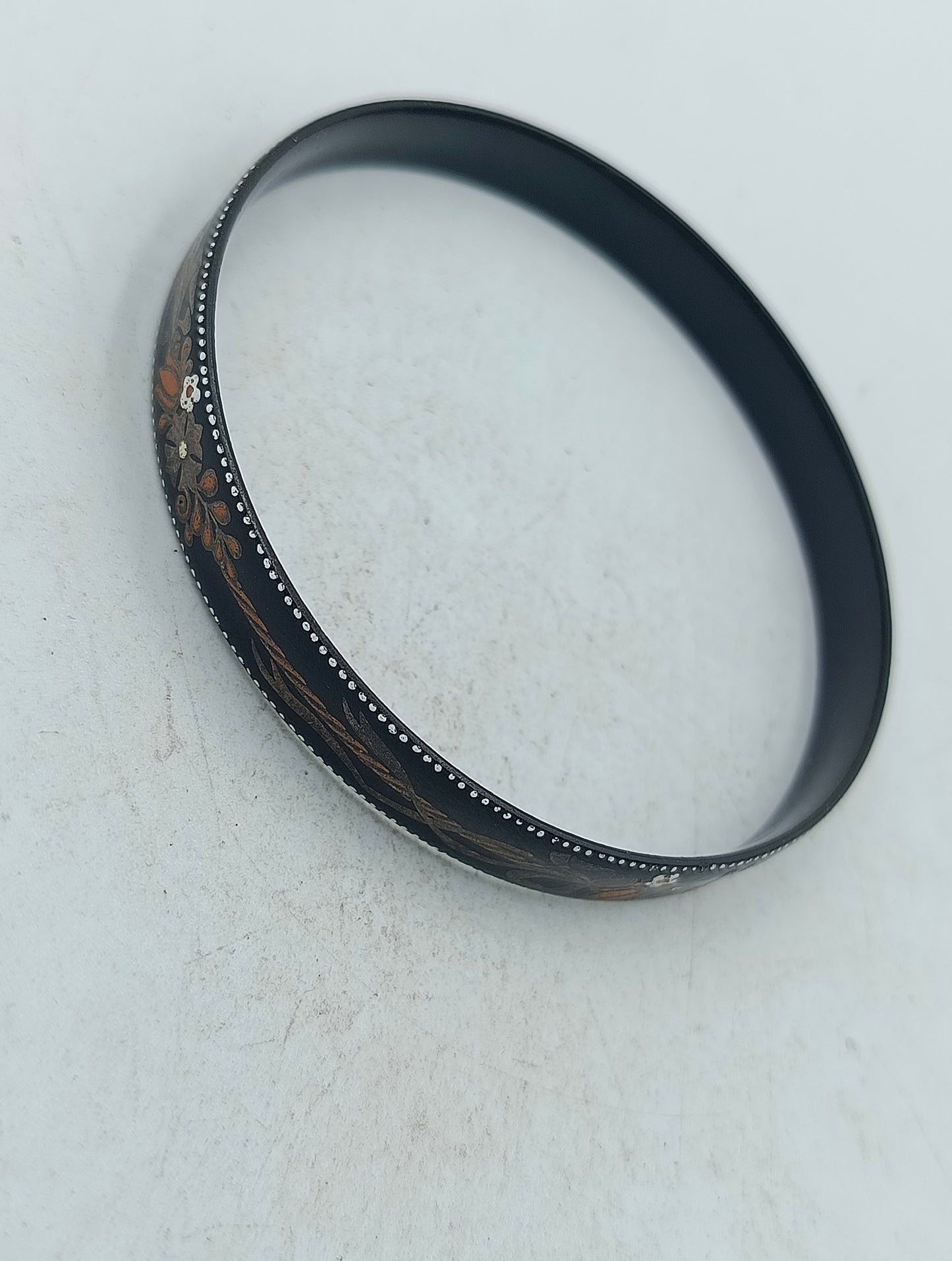 Schmaler Vintage-Armreif mit floraler Verzierung Zeitloses klassisches Design