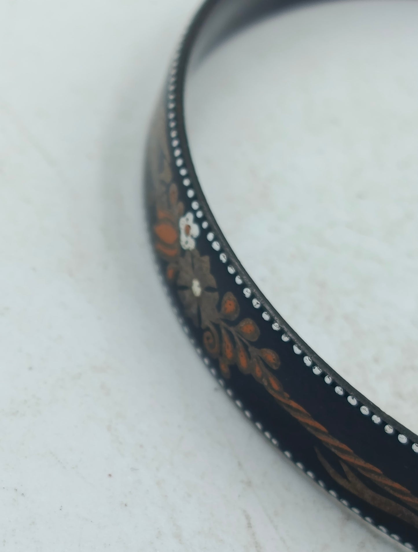 Schmaler Vintage-Armreif mit floraler Verzierung Zeitloses klassisches Design