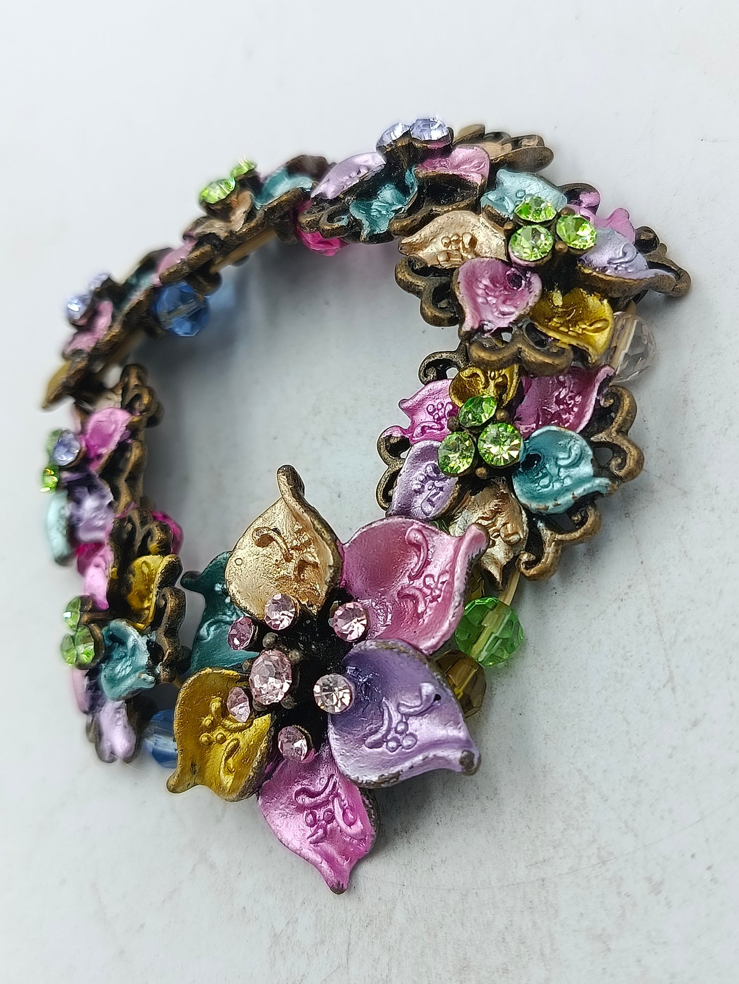 Farbenfroher Blumenarmreif im Vintage Stil mit funkelnden Ziersteinen