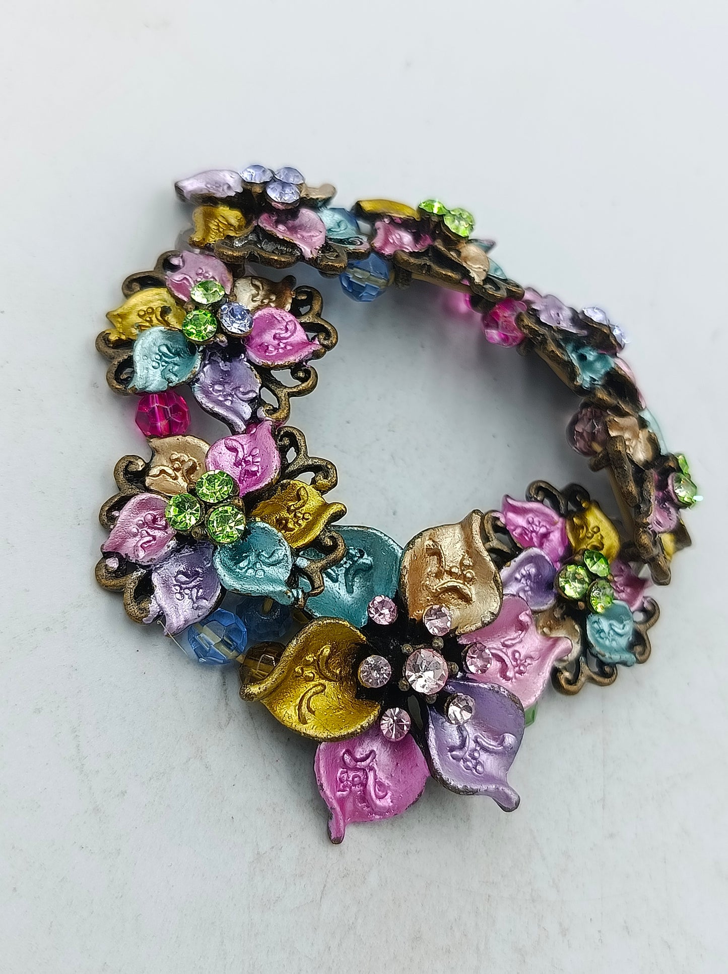 Farbenfroher Blumenarmreif im Vintage Stil mit funkelnden Ziersteinen