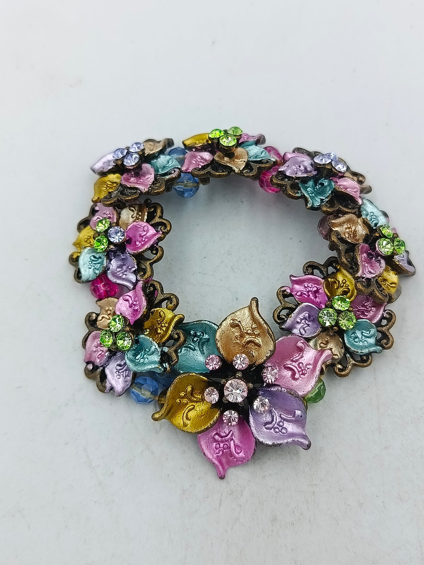 Farbenfroher Blumenarmreif im Vintage Stil mit funkelnden Ziersteinen