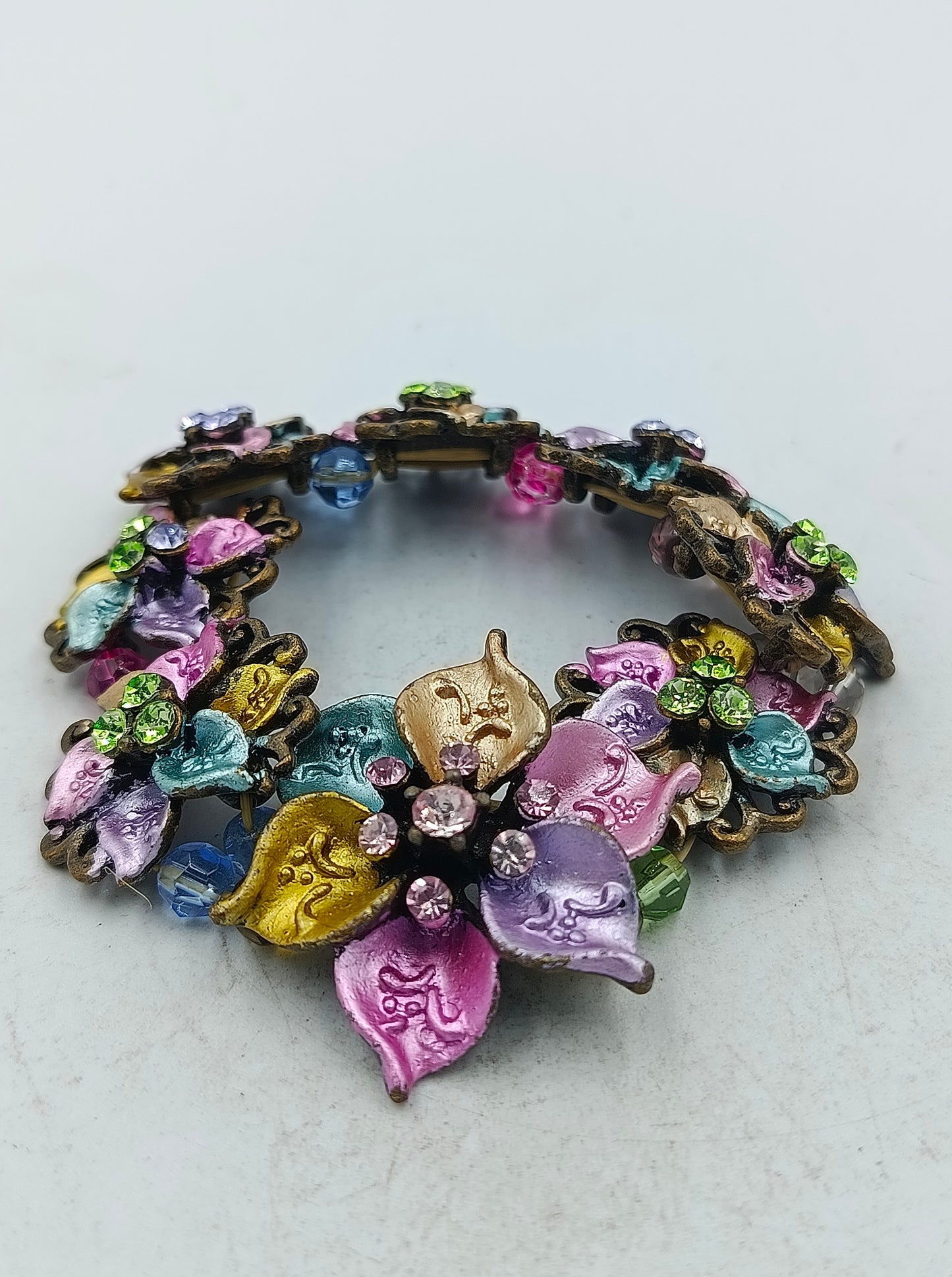 Farbenfroher Blumenarmreif im Vintage Stil mit funkelnden Ziersteinen