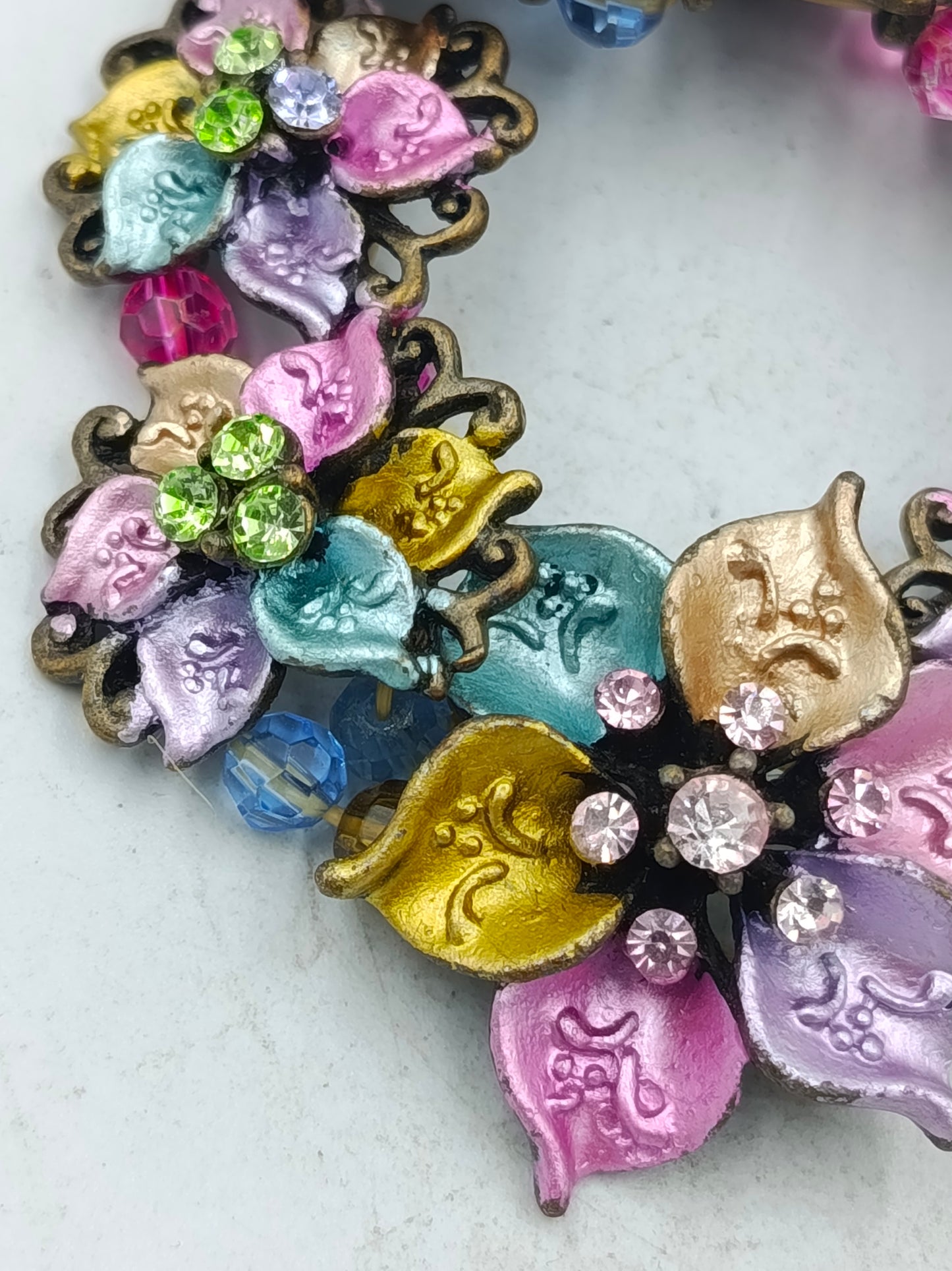 Farbenfroher Blumenarmreif im Vintage Stil mit funkelnden Ziersteinen