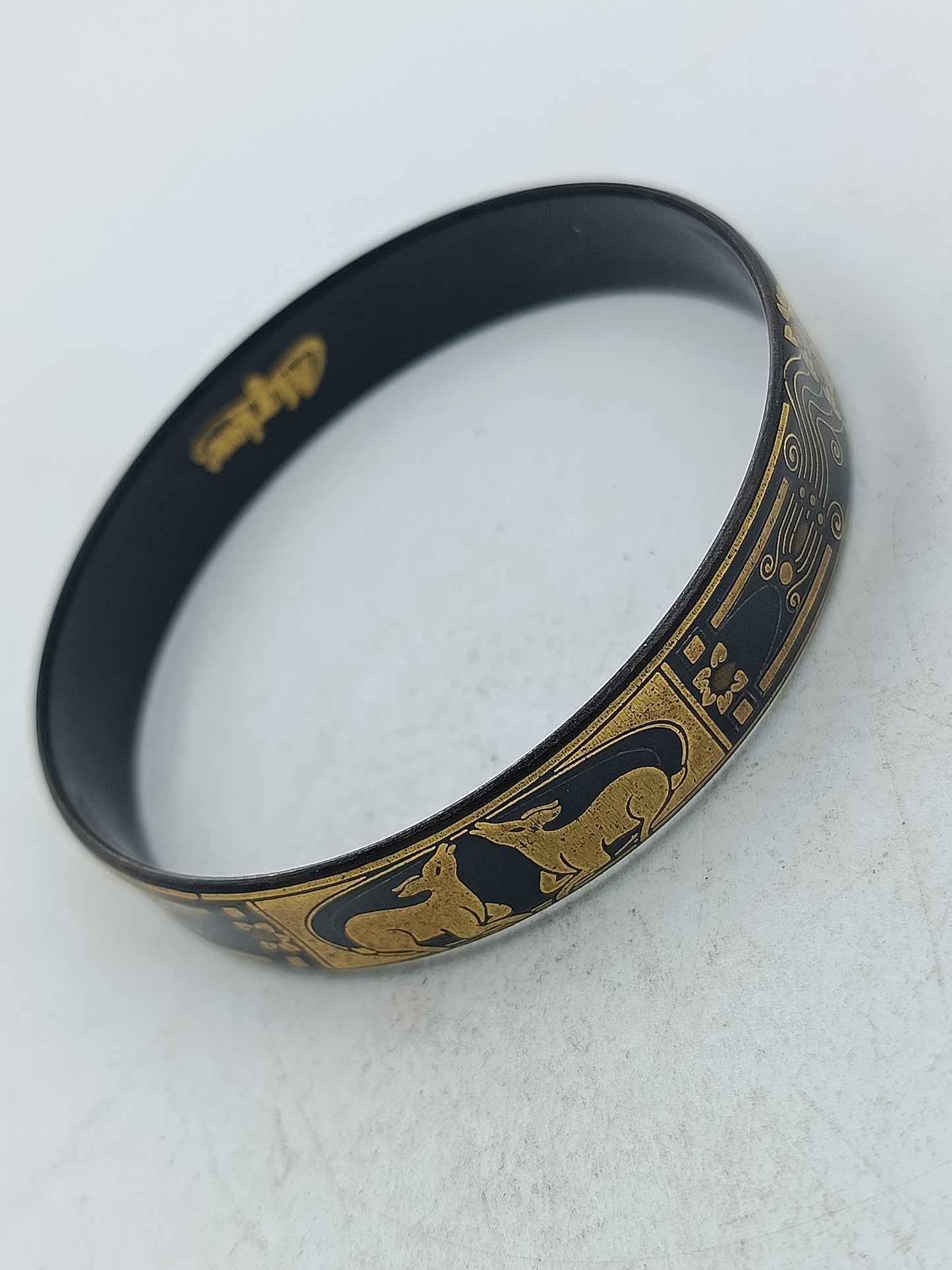 Schmaler Vintage Armreif in Schwarz Gold mit asiatischen Tiermotiven