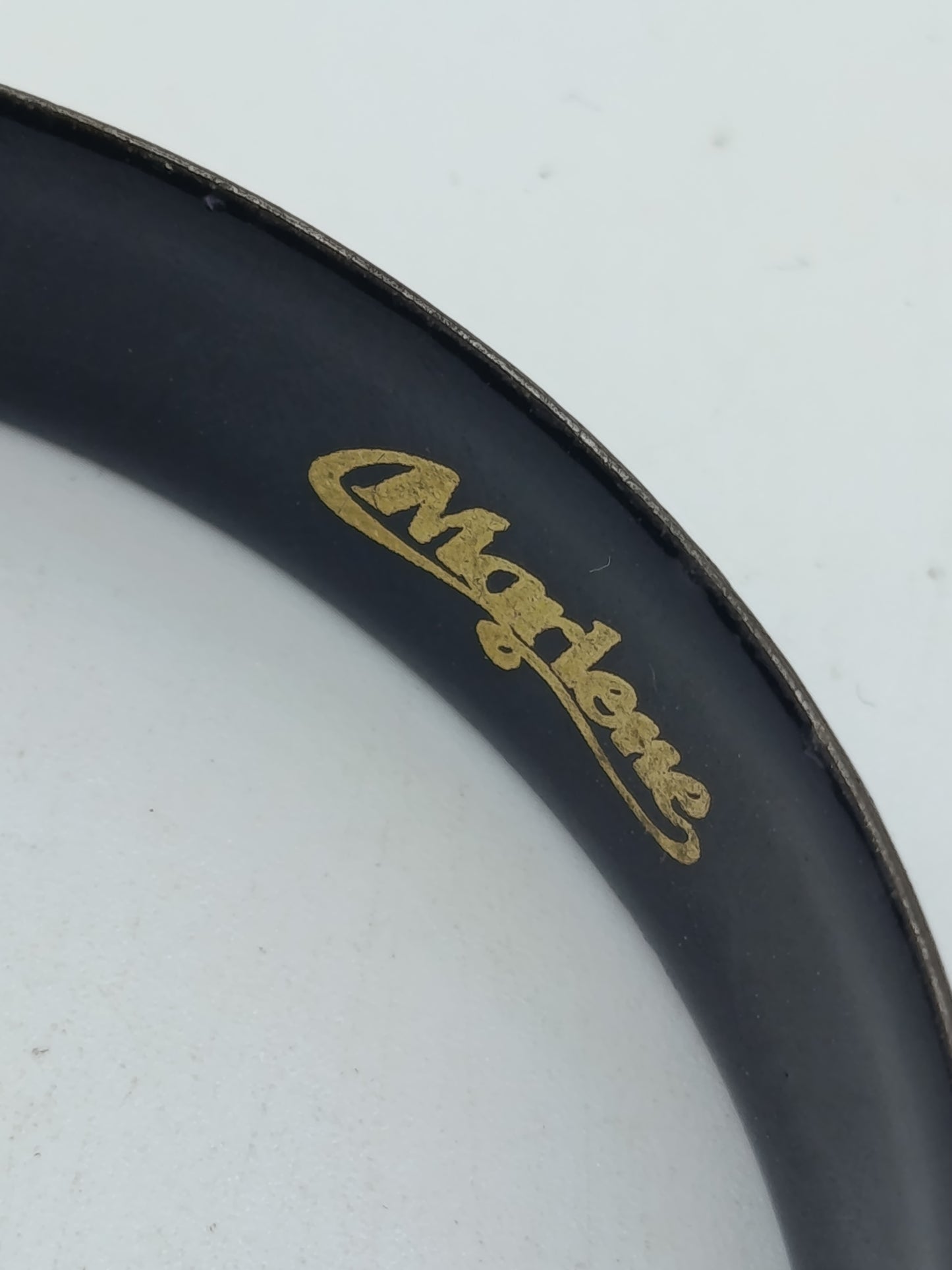 Schmaler Vintage Armreif in Schwarz Gold mit asiatischen Tiermotiven