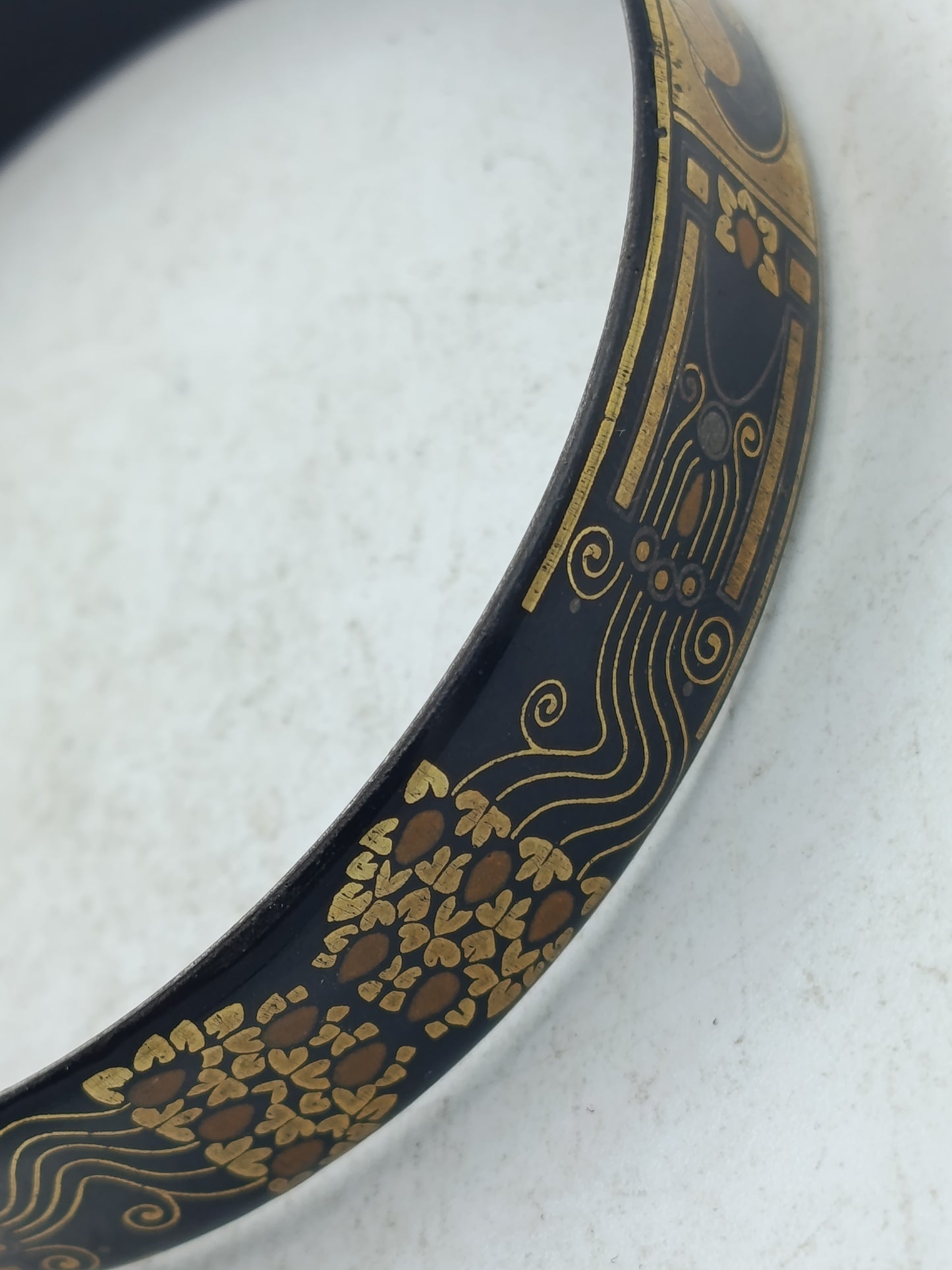 Schmaler Vintage Armreif in Schwarz Gold mit asiatischen Tiermotiven
