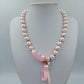 Elegante Perlenkette in zartem Rosé mit Schleifenband und Charm Anhänger