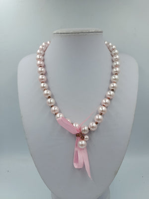 Elegante Perlenkette in zartem Rosé mit Schleifenband und Charm Anhänger