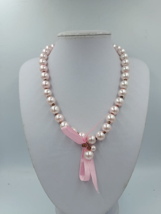 Elegante Perlenkette in zartem Rosé mit Schleifenband und Charm Anhänger