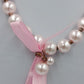 Elegante Perlenkette in zartem Rosé mit Schleifenband und Charm Anhänger