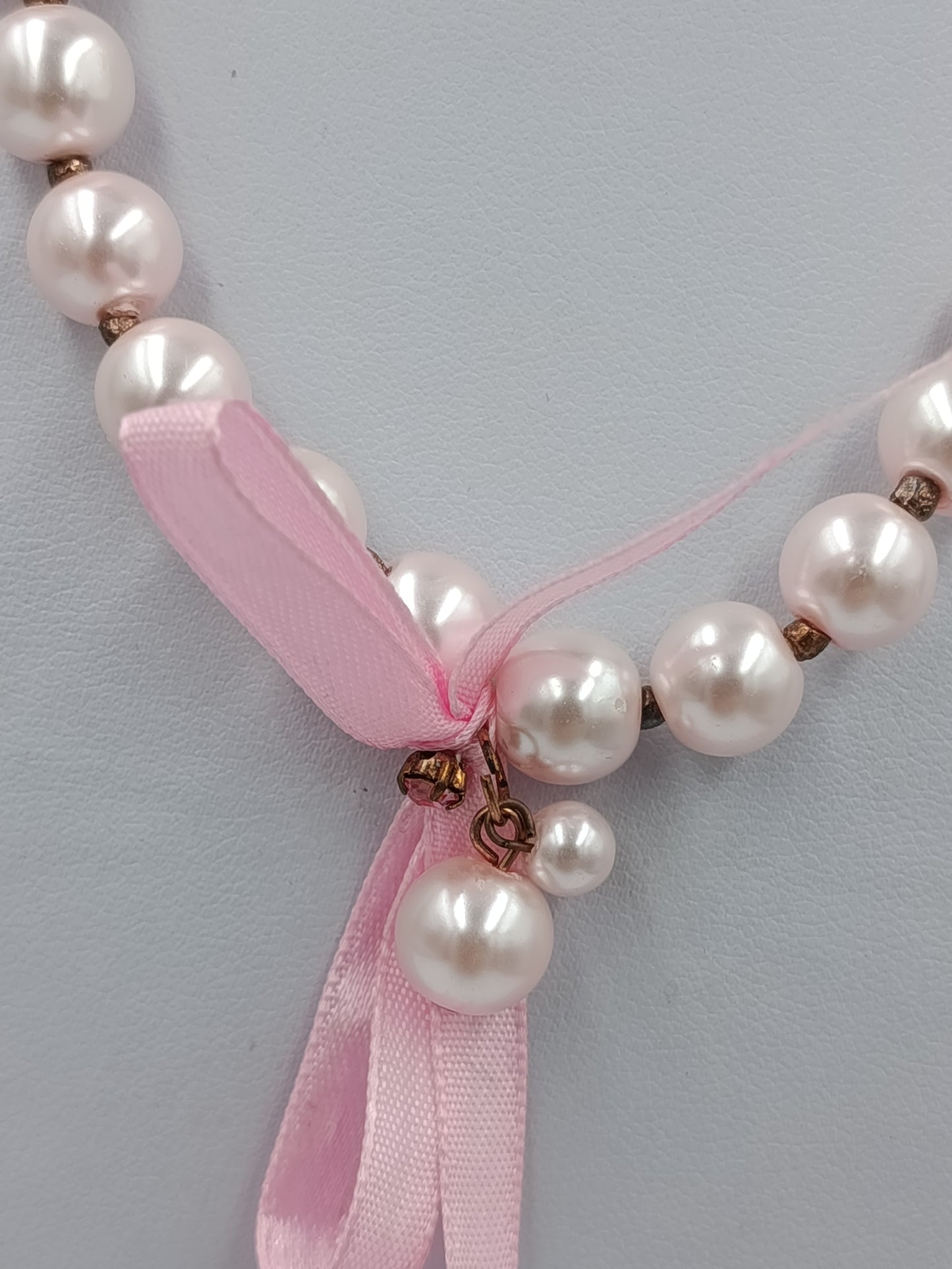 Elegante Perlenkette in zartem Rosé mit Schleifenband und Charm Anhänger