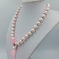 Elegante Perlenkette in zartem Rosé mit Schleifenband und Charm Anhänger
