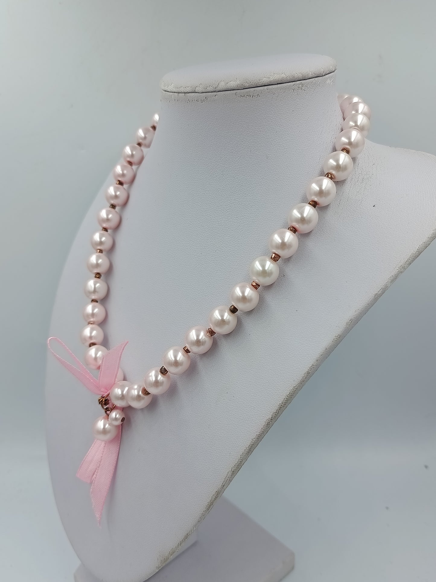 Elegante Perlenkette in zartem Rosé mit Schleifenband und Charm Anhänger