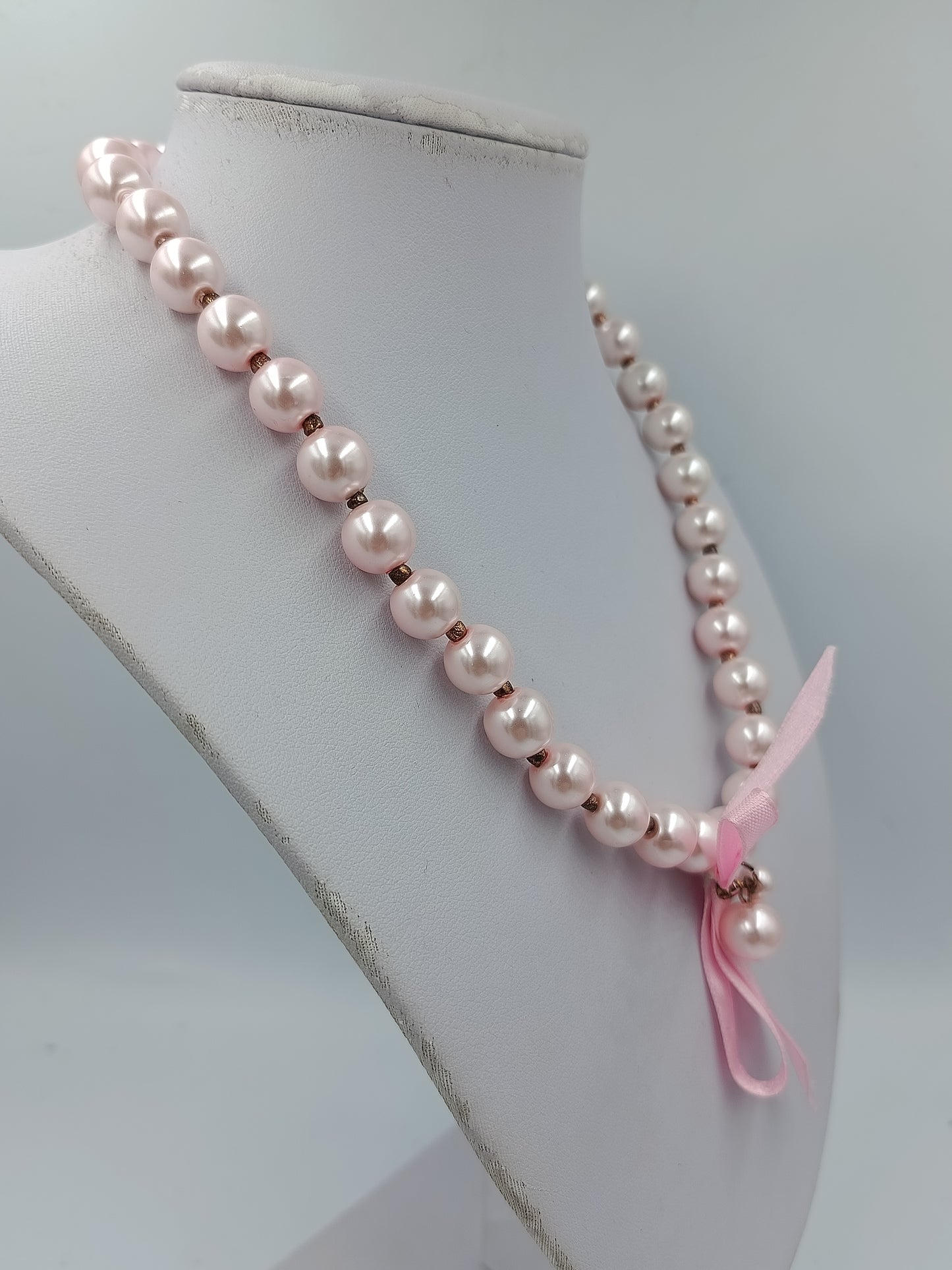 Elegante Perlenkette in zartem Rosé mit Schleifenband und Charm Anhänger