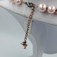 Elegante Perlenkette in zartem Rosé mit Schleifenband und Charm Anhänger