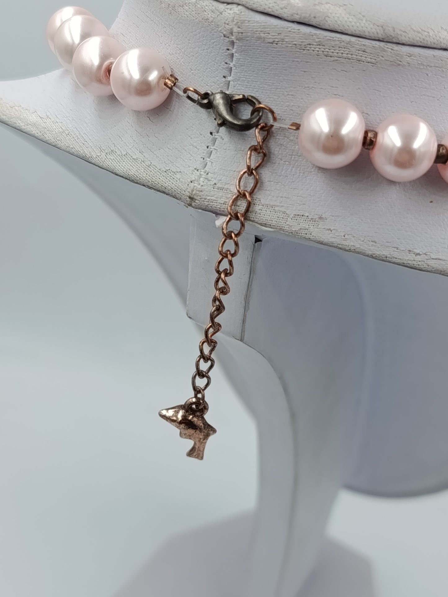 Elegante Perlenkette in zartem Rosé mit Schleifenband und Charm Anhänger