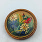 Runde Holz Brosche mit handgemaltem Blumenmotiv in warmen Naturfarben