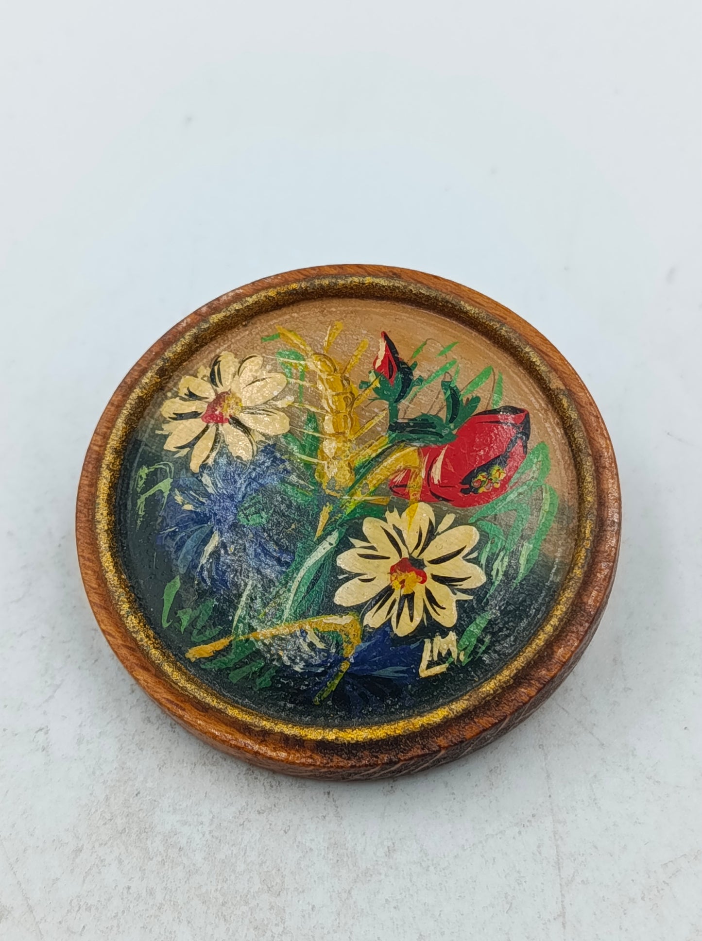 Runde Holz Brosche mit handgemaltem Blumenmotiv in warmen Naturfarben